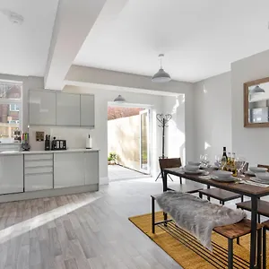 https://spacious-3-bed-house-netflix-garden-parking.tophotelsbath.com