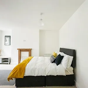 https://suitely-stays-pittville-studios.tophotelsbath.com